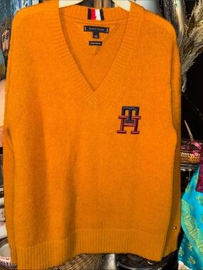 Tommy Hilfiger Men’s brushed lamb, monogrammed V-Neck Sweater in Bright Mustard